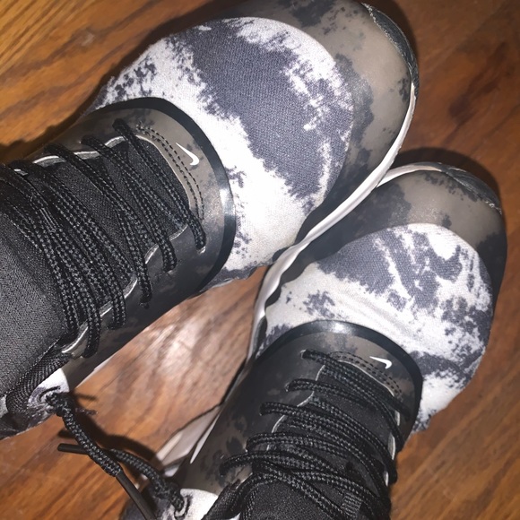 Size 8 Nike Sneakers - Picture 5 of 8